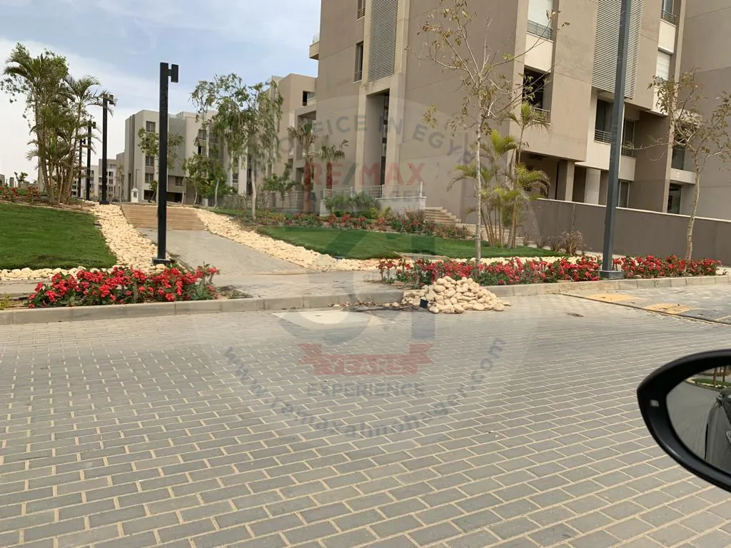 # دوبلكس للبيع في فيليدج جاردنز القطامية