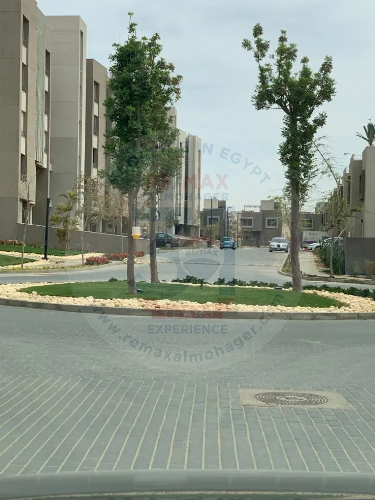 # دوبلكس للبيع في فيليدج جاردنز القطامية