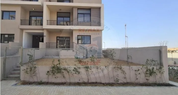 شقة دور ارضي للبيع في فيفث سكوير المراسم .