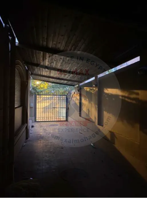 فيلا مستقلة للبيع فى الباتيو 5 بالشروق بحمام سباحة