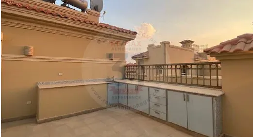 فيلا مستقلة للبيع فى الباتيو 5 بالشروق بحمام سباحة