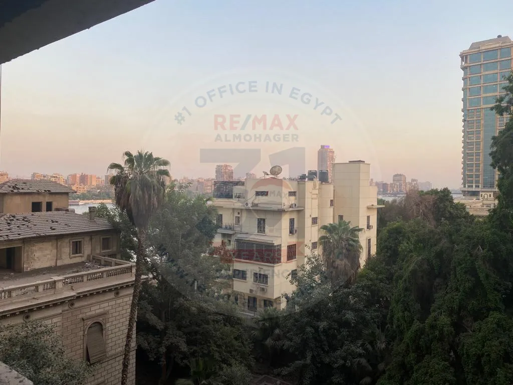 شقة للبيع فى الجيزة تطل على النيل مباشرة بإطلالة مفتوحة
