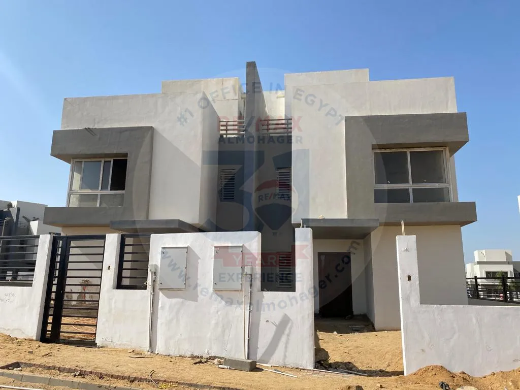 Twin house for sale in Hyde Park