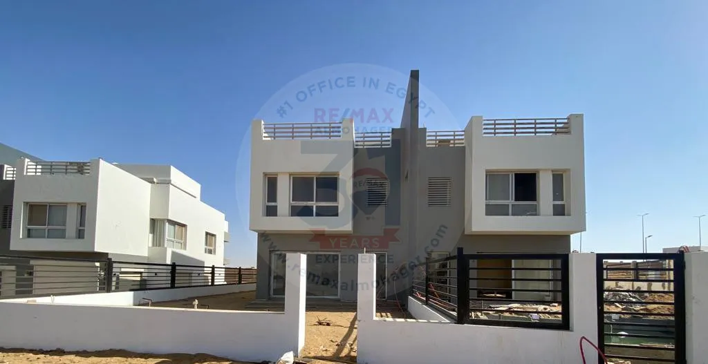 Twin house for sale in Hyde Park