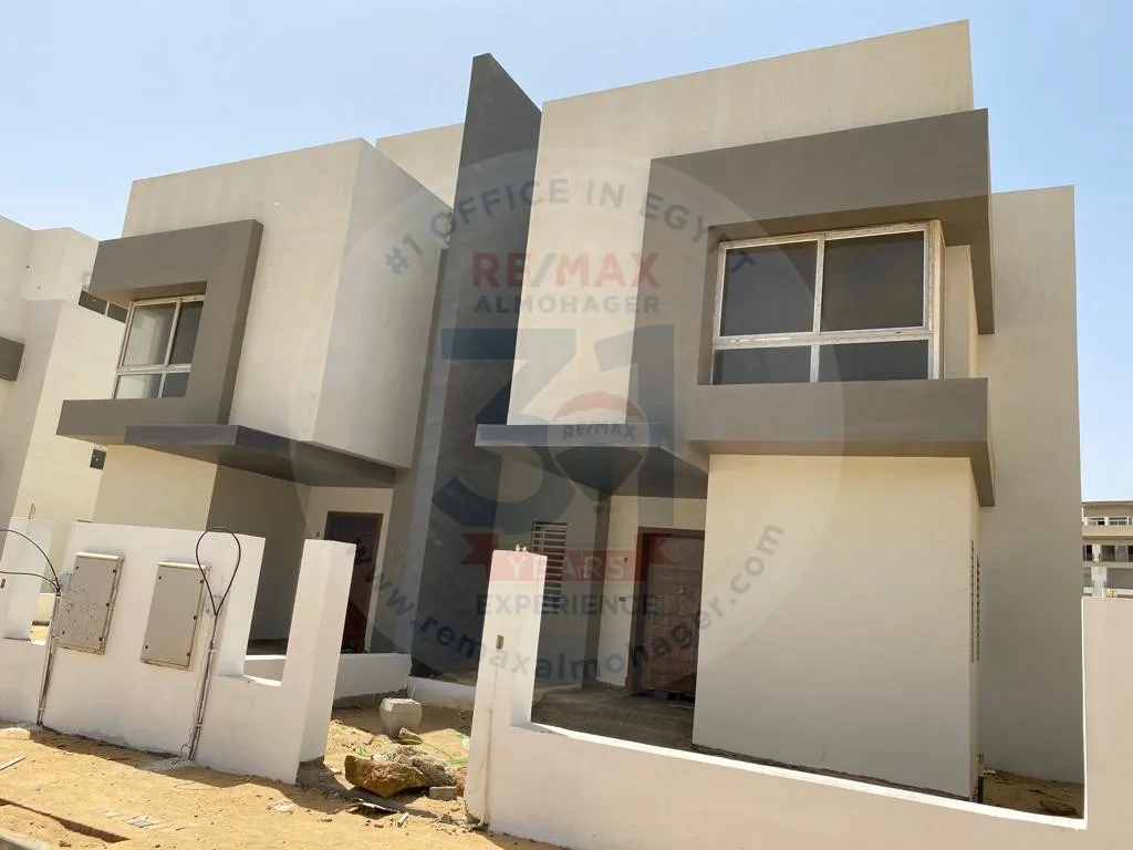 رTwin house for sale in Hyde Park