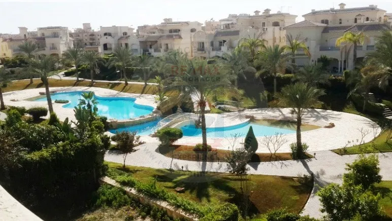 حمامان سباحه داخل الباتيو 1