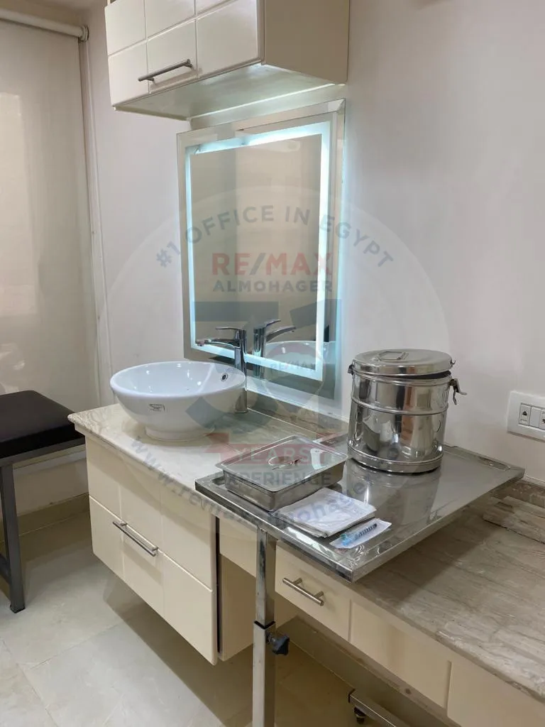 Apartment suitable as a medical center for sale in misr al gadida
