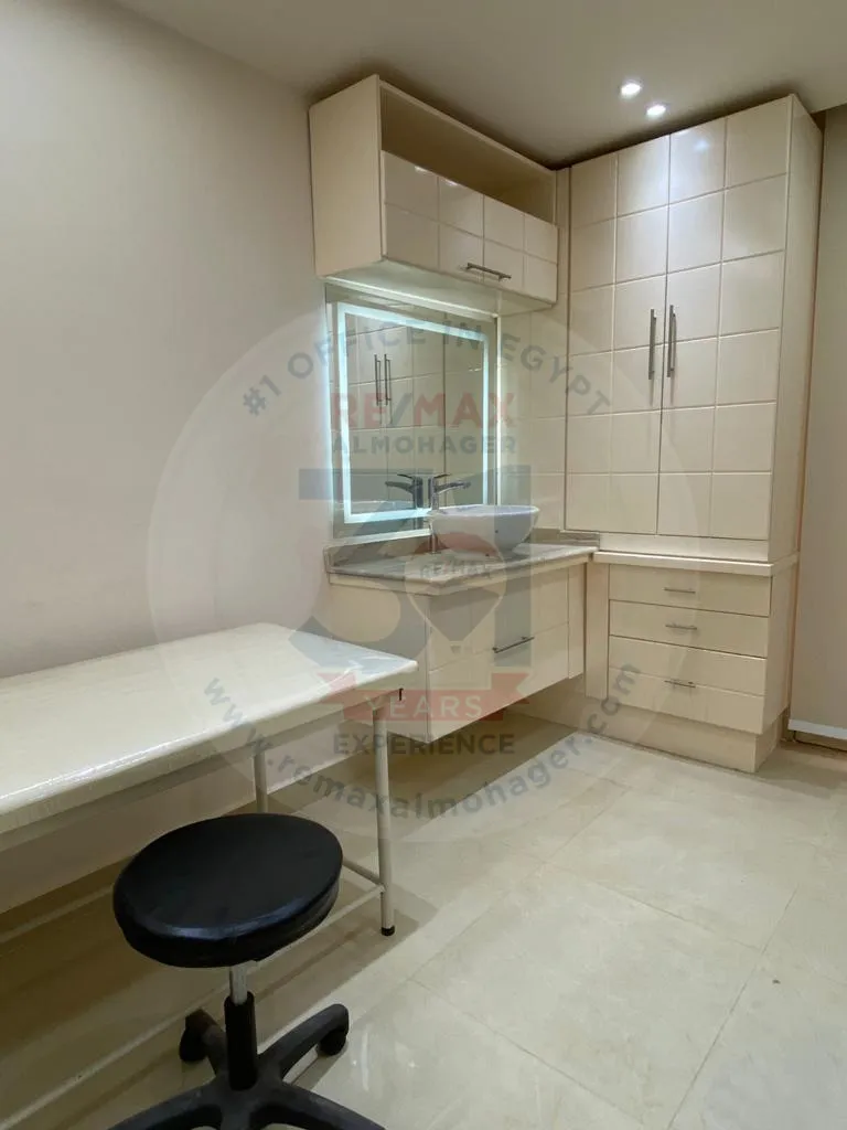 Clinic suitable as a medical center
