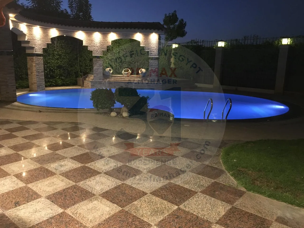 Villa for sale in Rabwa, Sheikh Zayed. Building area: 1095 m2 and land area: 620 m