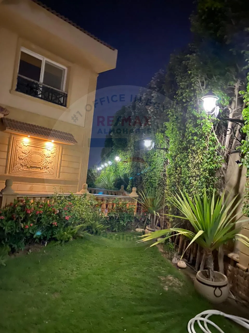 Villa for sale in Rabwa, Sheikh Zayed. Building area: 1095 m2 and land area: 620 m