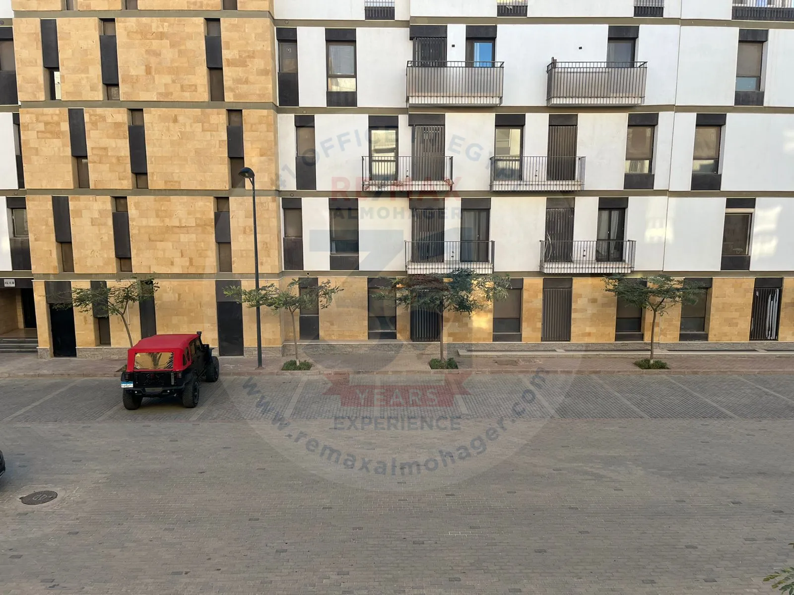 شقة للايجار في كمبوند كورت يارد - بيفرلي هيلز الشيخ زايد ، المساحة 223 متر مربع