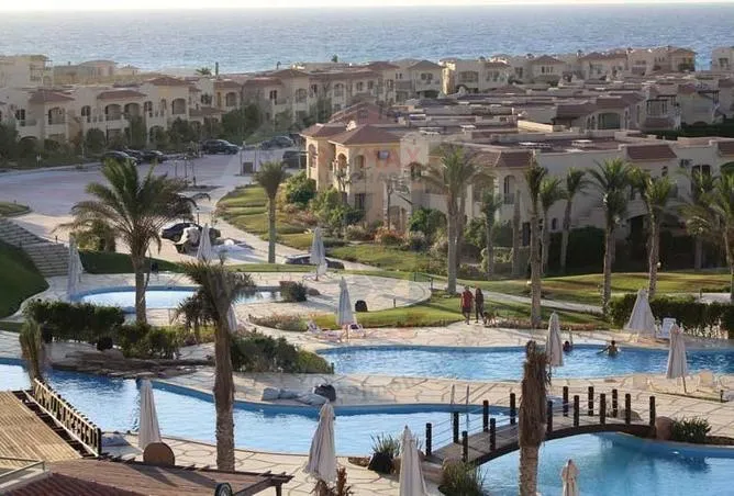 تاون هاوس للبيع يطل على البحر من الروف في كمبوند فيستا باي