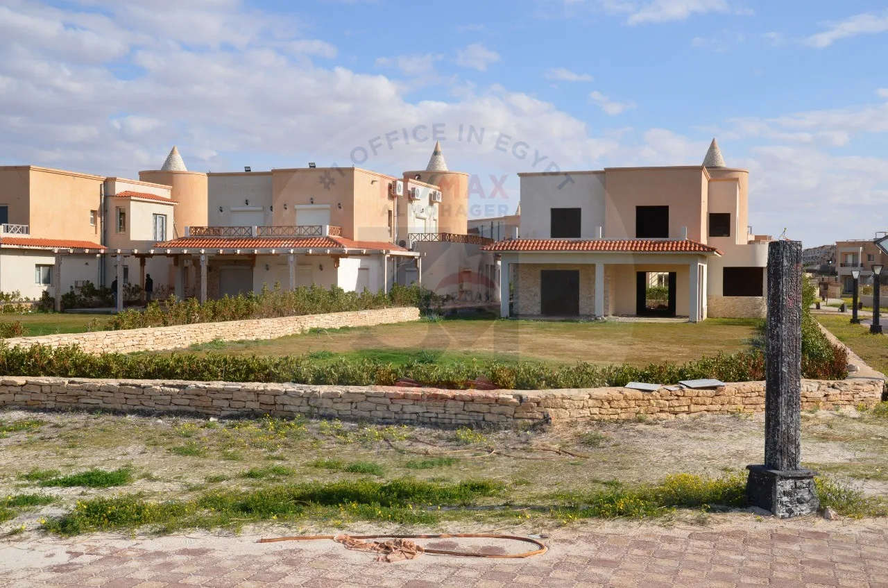 شاليهات تطل على البحر فى الساحل4 Bedrooms Villa for sale sea view