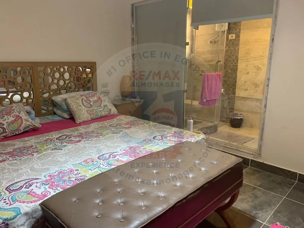 عقارات تطل على حمام سباحة فى لافيستا باي