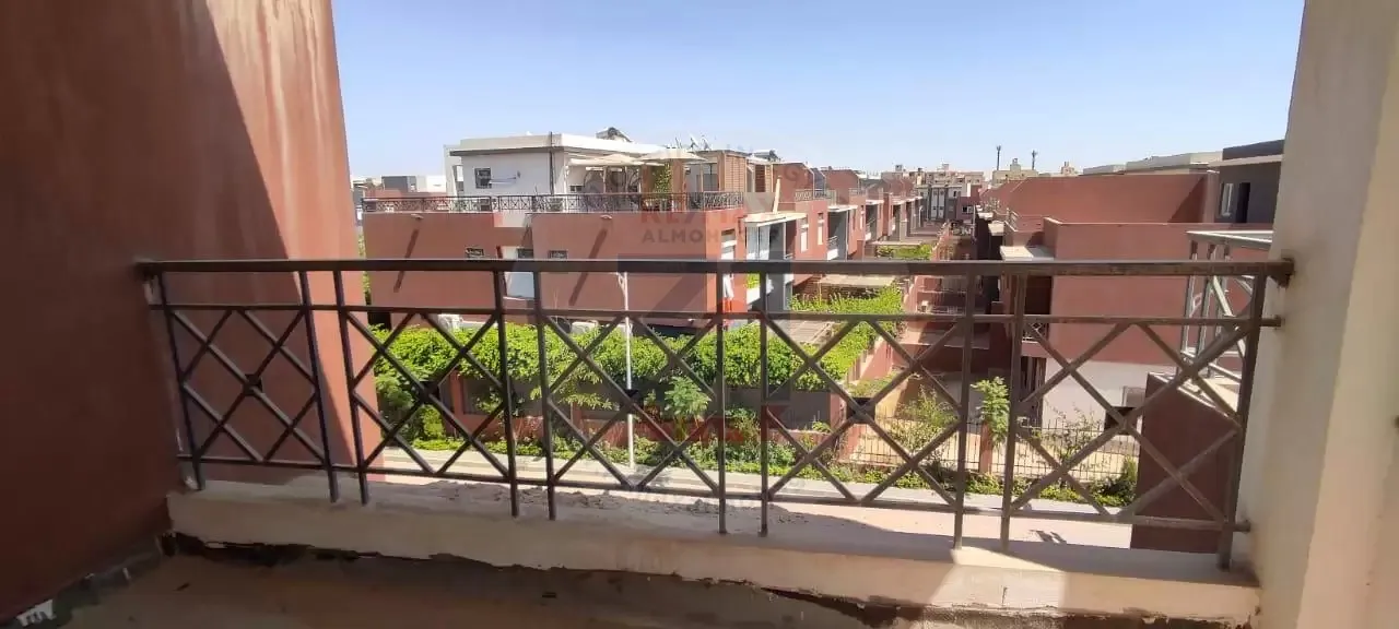 Middle Townhouse For Sale In Continental Residence