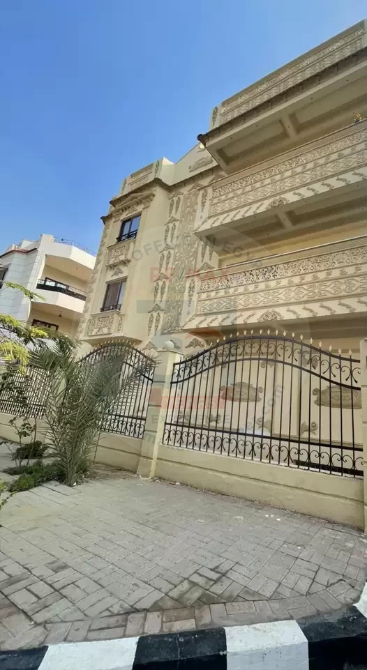للبيع فيلا فى الحى الخامس
