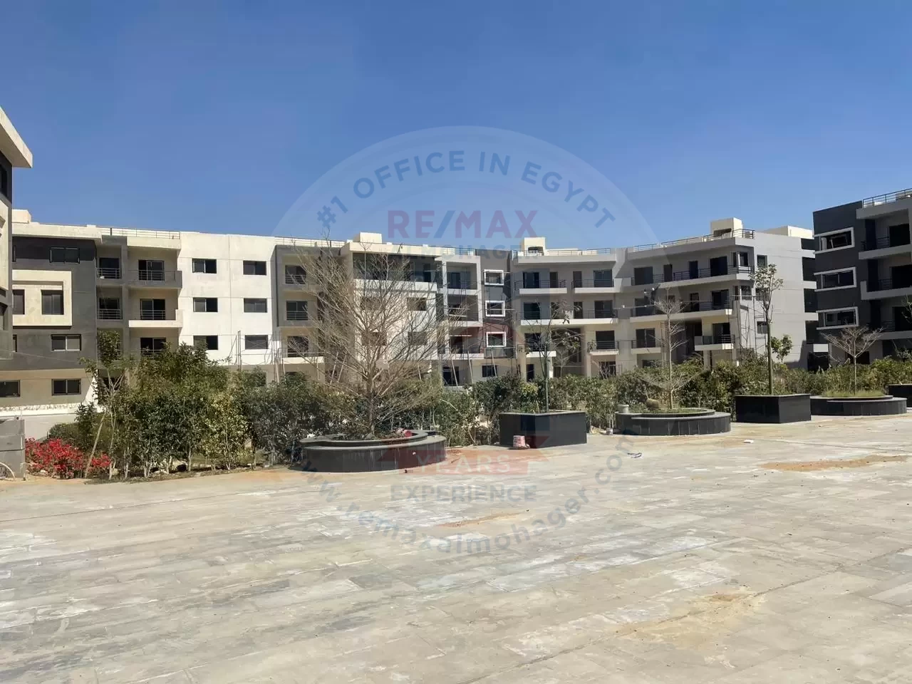 شقة للبيع في كمبوند اب هيل ريزدينس بإطلالة داخلية