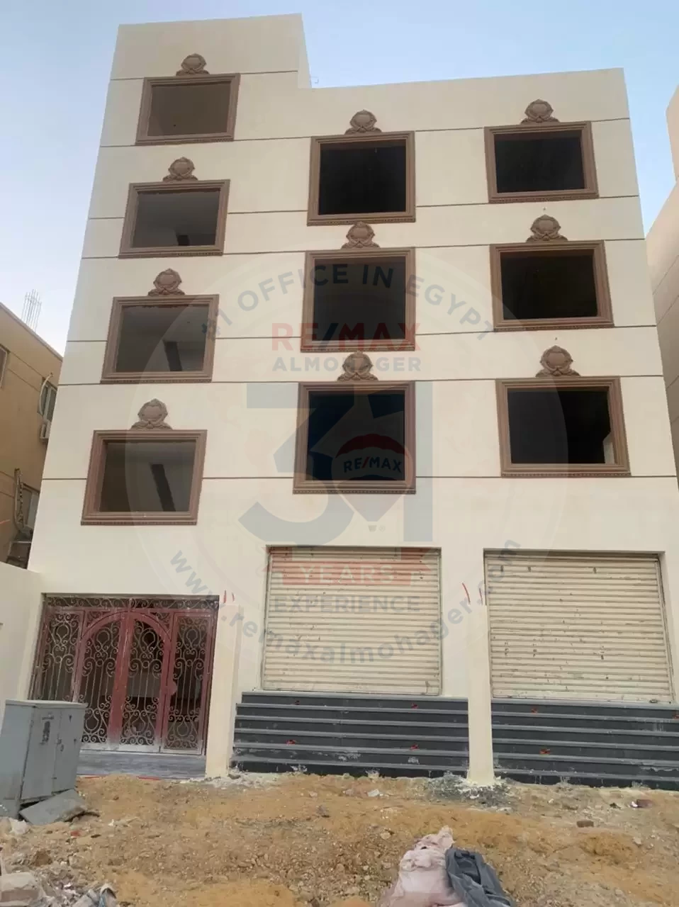 مصنع ملابس للبيع 300م مرخص بواجهة مستقلة