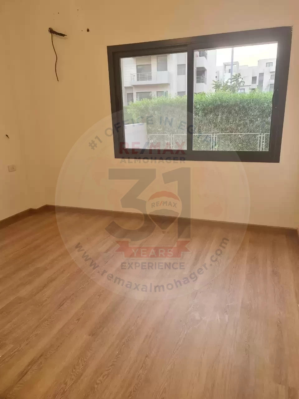 شقة ارضى بحديقة للإيجار فى فيفث سكوير