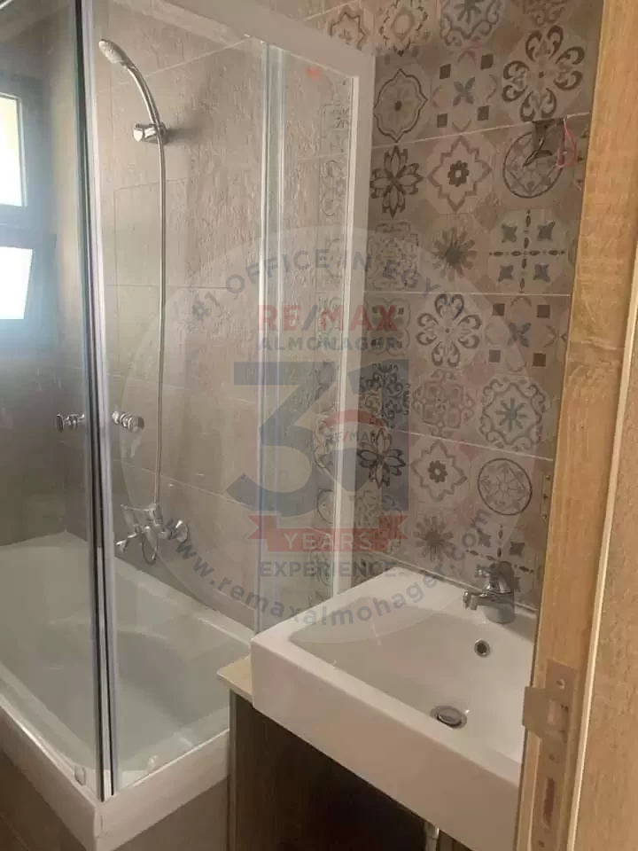شقة 2 نوم للإيجار فى فيفث سكوير