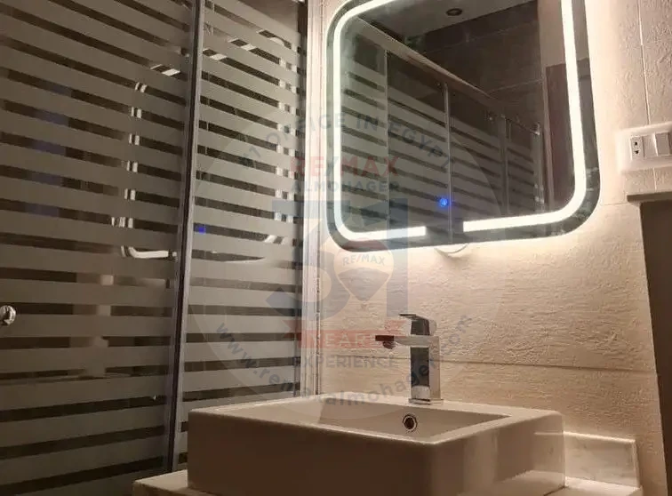 شقه للبيع بكمبوند ليك فيو
