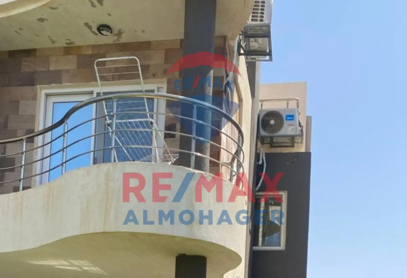 بلكونة وواجهة فيلا في مارسيليا بيتش الساحل الشمالي