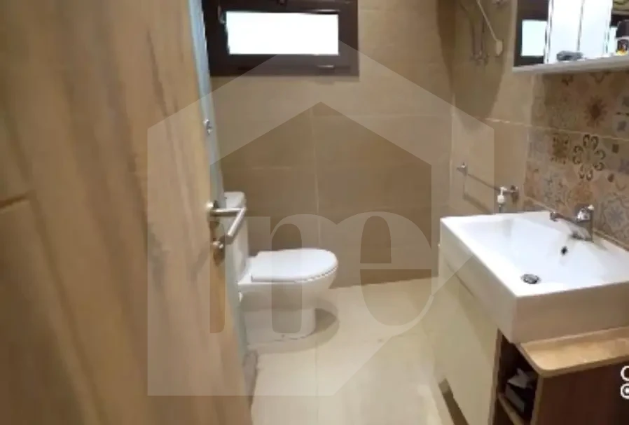 شقة للبيع 3 غرف نوم في فيفث سكوير حمام بتشطيب حديث