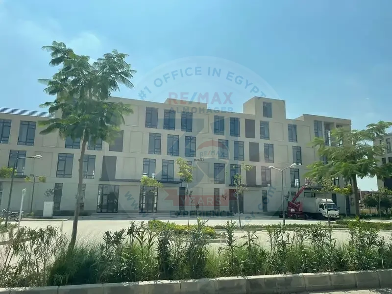 Commercial building for rent in Cairo.