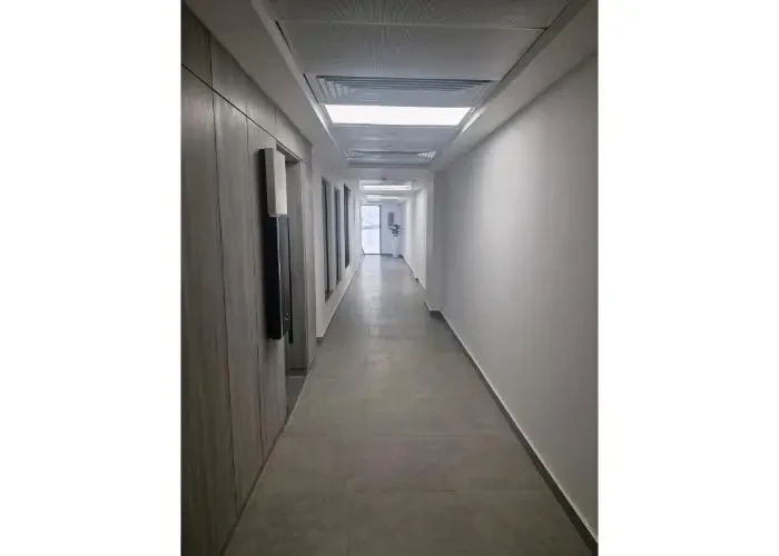 مكتب متشطب بالكامل