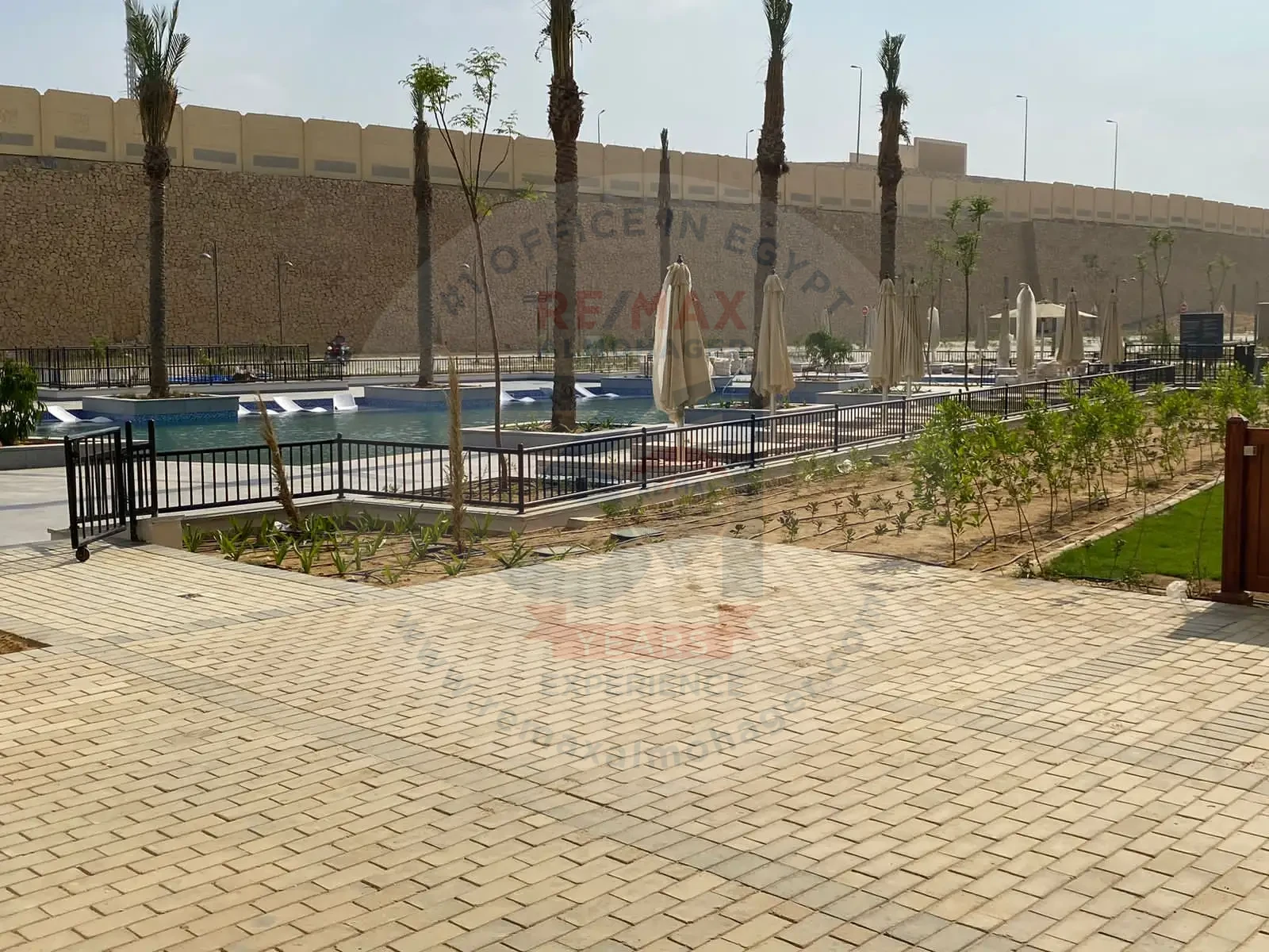 شقه للايجار متشطبة فى كمبوند اب تاون كايرو