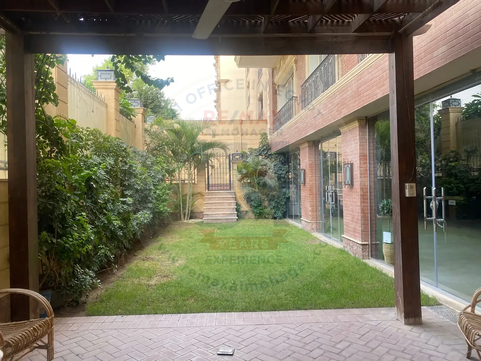 For rent in the Fifth District, an apartment in a garden