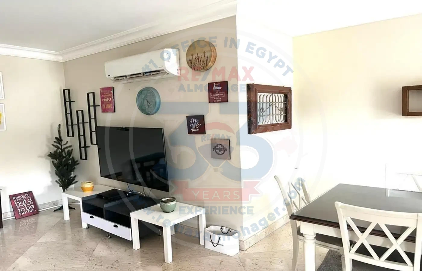 شقة مفروشة و مكيفة للايجار فى كورت يارد زايد 245م