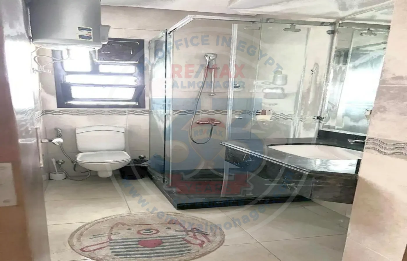 شقة مفروشة و مكيفة بالكامل للايجار فى كمبوند كورت يارد 245م