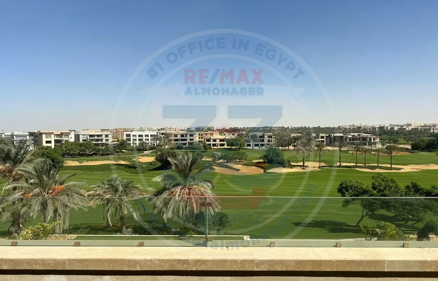شقة للايجار تطل على الجولف و البحيرة فى القطامية ديونز