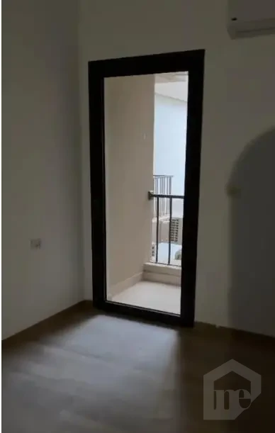 شقة للإيجار في مراسم فيفث سكوير بلكونة بإطلالة مفتوحة