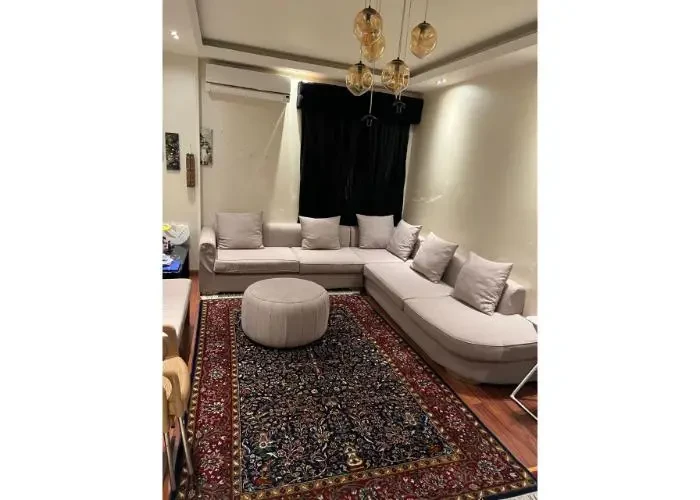 شقة للبيع في منتجع النخيل غرفة معيشة مفروشة بتصميم مريح وتشطيب جيد