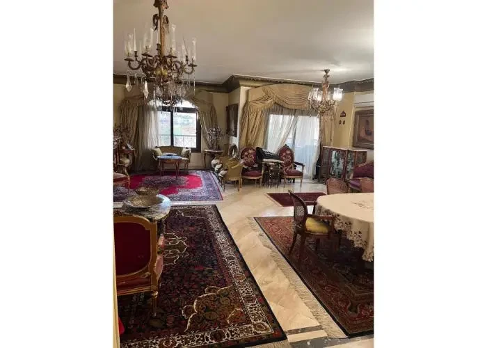 شقة متشطبة للبيع في النخيل صالة معيشة واسعة مفروشة بتشطيب راقٍ