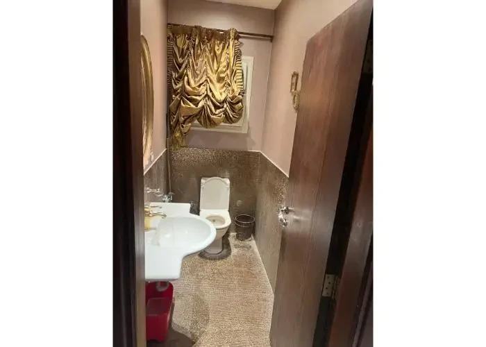 شقة متشطبة للبيع في النخيل حمام بتشطيب جيد وخامات عملية