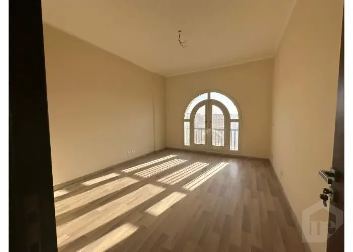 Sunny room with large windows in 90 Avenue Compound apartment
