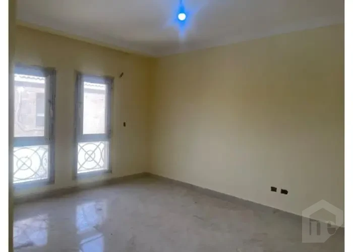 شقة للبيع في كمبوند الرقابة الإدارية غرفة بإضاءه طبيعية