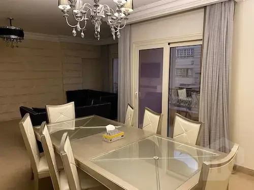 مساحة سفرة مع باب بلكونة في شقة للبيع دجلة المعادي