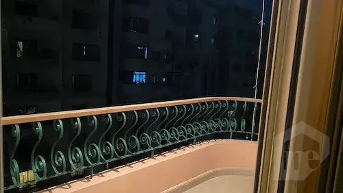 بلكونة بإطلالة ليلية في شقة للبيع دجلة المعادي