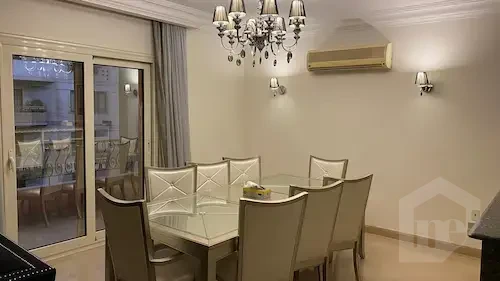 مساحة سفرة مع بلكونة في شقة للبيع سوبر لوكس دجلة المعادي