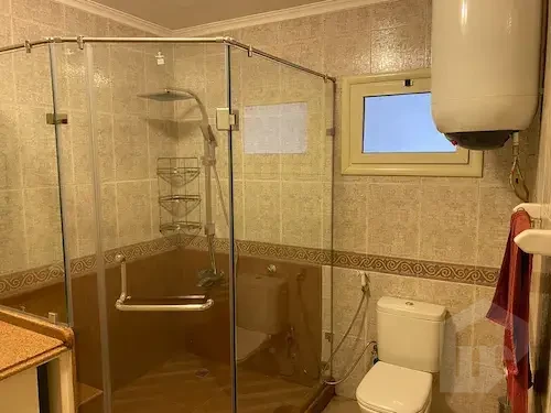 شقة للبيع سوبر لوكس في دجلة المعادي حمام بكابينة شاور