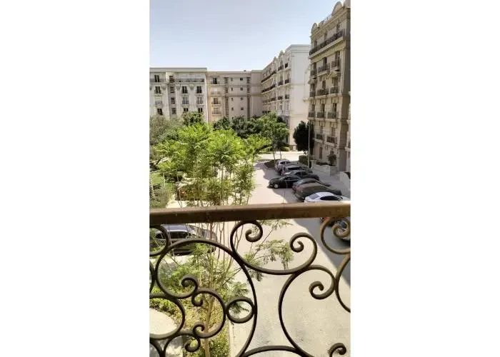 4 bedroom apartment for sale in Hyde Park balcony view