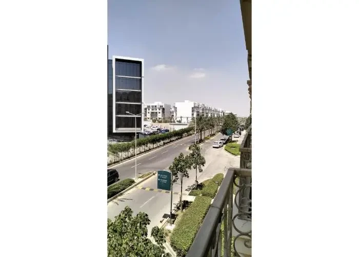 4 bedroom apartment for sale in Hyde Park open street view