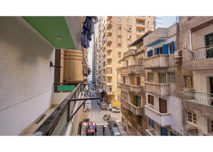 شقة للبيع في ميامي شارع الأرمن بإطلالة على المباني المجاورة