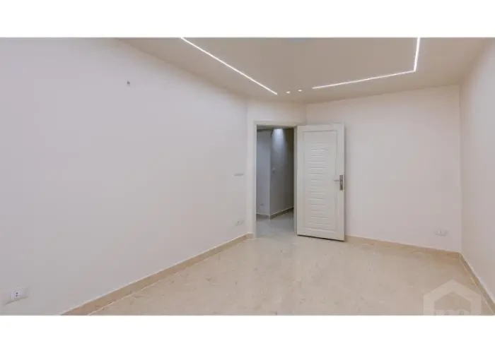 Apartment for sale in Miami El Orman Street bright interior room