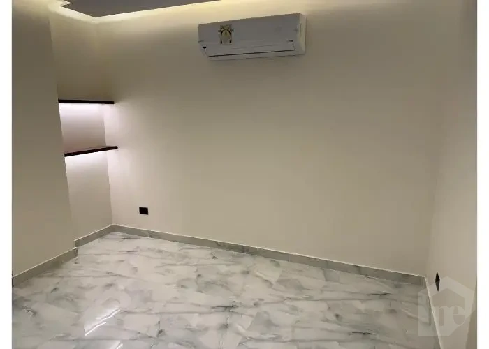شقة للبيع في كمبوند تاج سيتي التجمع الخامس غرفة بتشطيب هادئ
