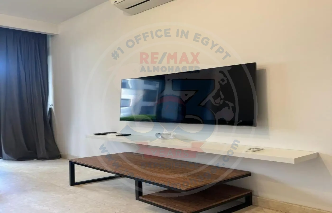 Living room in apartment for sale in Waterway 1